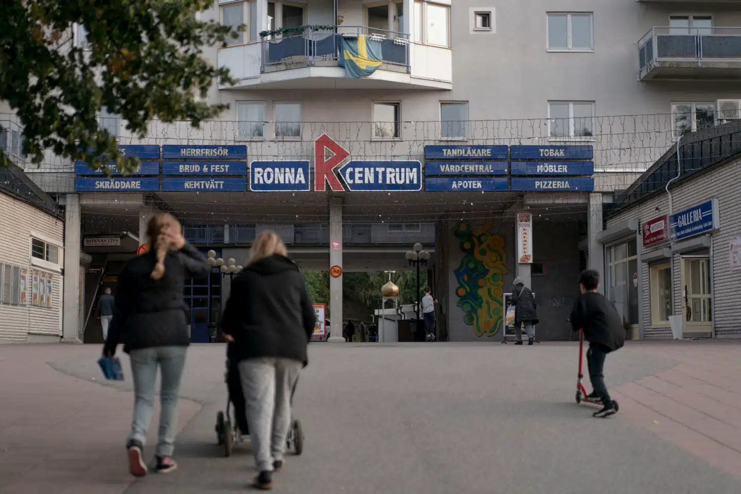 Ronna Centrum lagde jord til et af de mest omtalte banderelaterede dobbeltdrab, som fandt sted for ti år siden. Siden er en del af byens kriminelle flyttet til økonomisk kriminalitet, for eksempel lejesvindel, bedrageri, afpresning og handel med boligretter.