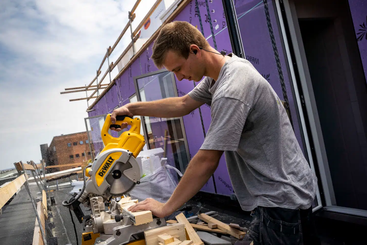 Den danske jobfest har skabt travlhed. Over det seneste år er der kommet 32.000 nye job, men virksomhedernes produktion stiger slet ikke i samme omfang. Spørgsmålet er, hvad de mange nye medarbejdere overhovedet går og laver. I en ny analyse forsøger Arbejderbevægelsens Erhvervsråd at komme med en forklaring på, hvorfor jobfesten bliver ved med at fortsætte til stor gavn for danskerne.