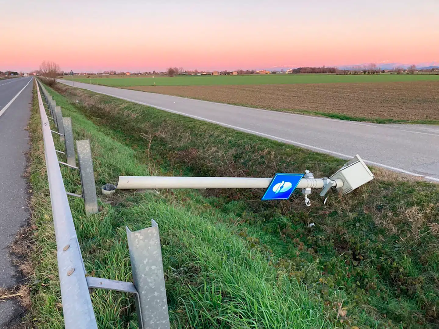 I Italien er en ellere ukendte personer gået til kamp mod fartmålere. Foto: Cc/ROPI via Zuma Press, Scanpix.
