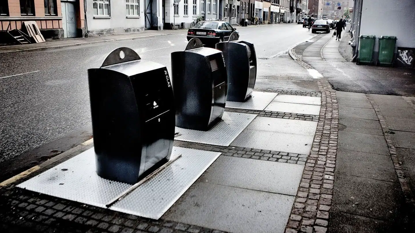I stedet for at have store plastikcontainere stående fremme, har man i Aarhus underjordiske affaldsbeholdere. Det er sådan én, det halve menneskehoved landede i.