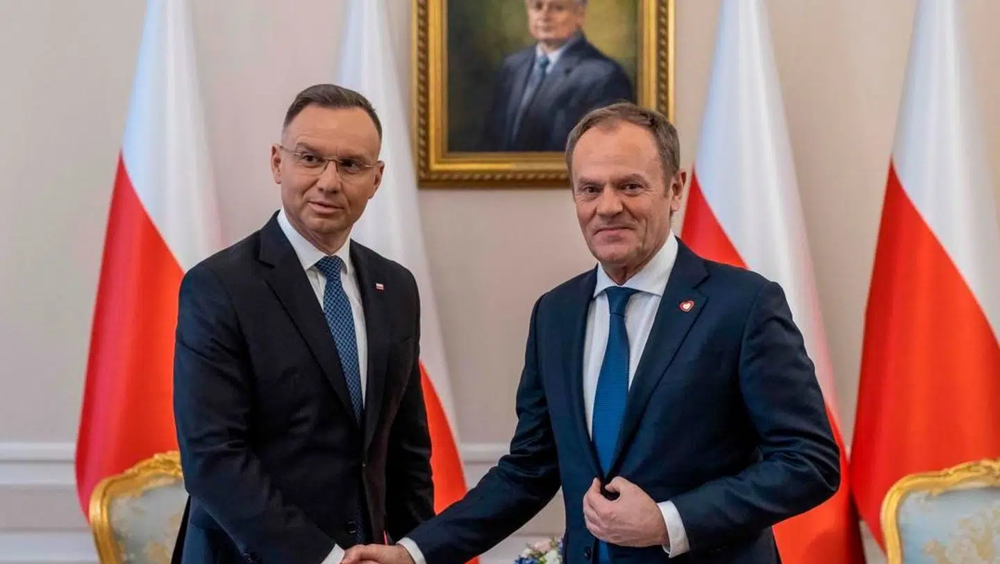 Der er splid i Polen, hvor præident Andrzej Duda (v) nærmest er i krig med den nye premierminister Donald Tusk (h).
