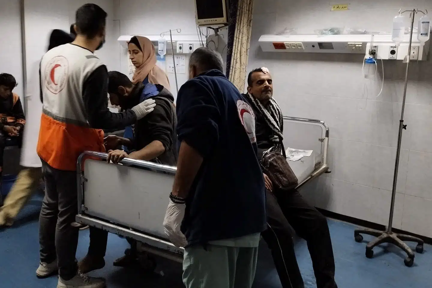 Sårede palæstinensere modtager behandling af hjælpearbejdere fra Palæstinensisk Røde Halvmåne på al-Amal hospitalet i Khan Younis. Ifølge organisationen er hospitalet tirsdag blevet stormet af israelske soldater. Men det afviser en israelsk talsmand. (Arkivfoto)