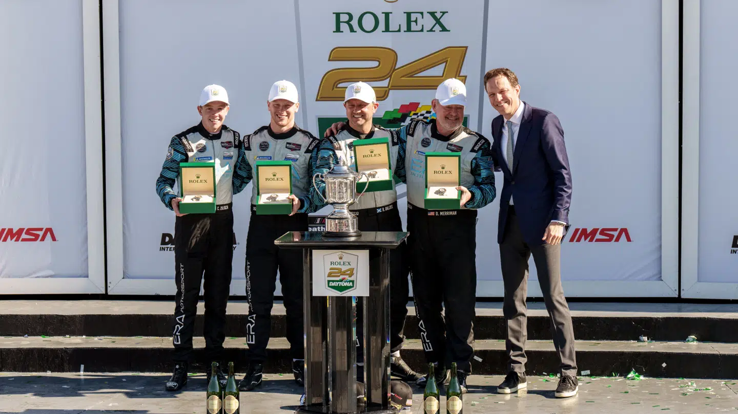 Christian Rasmussen og holdkammeraterne modtager urene og et trofæ.