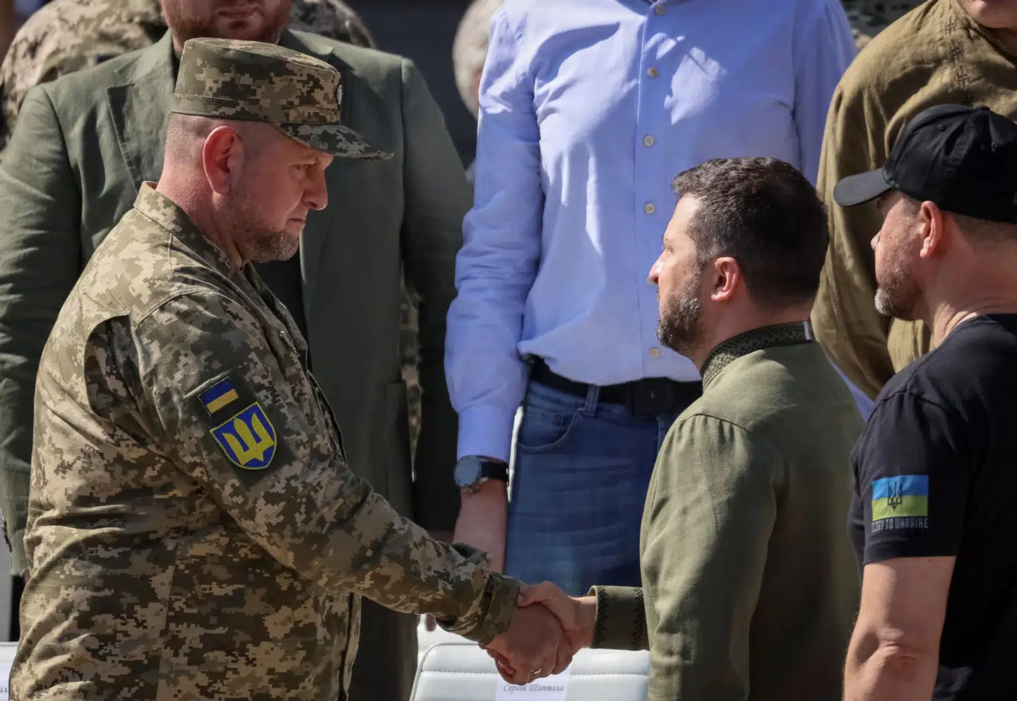 Ukraines forsvarschef, Valerij Zaluzjnyj, bliver af sine mange beundrere kaldet »jerngeneralen«. Nogle mener, hans popularitet endda overstiger præsident Zelenskyjs.