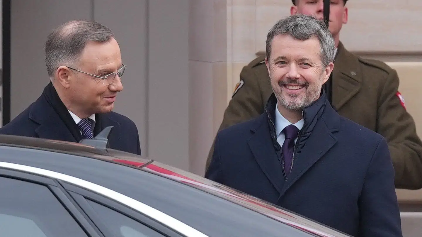 Kong Frederik bliver modtaget af den polske præsident foran præsidentpaladset i Warszawa.