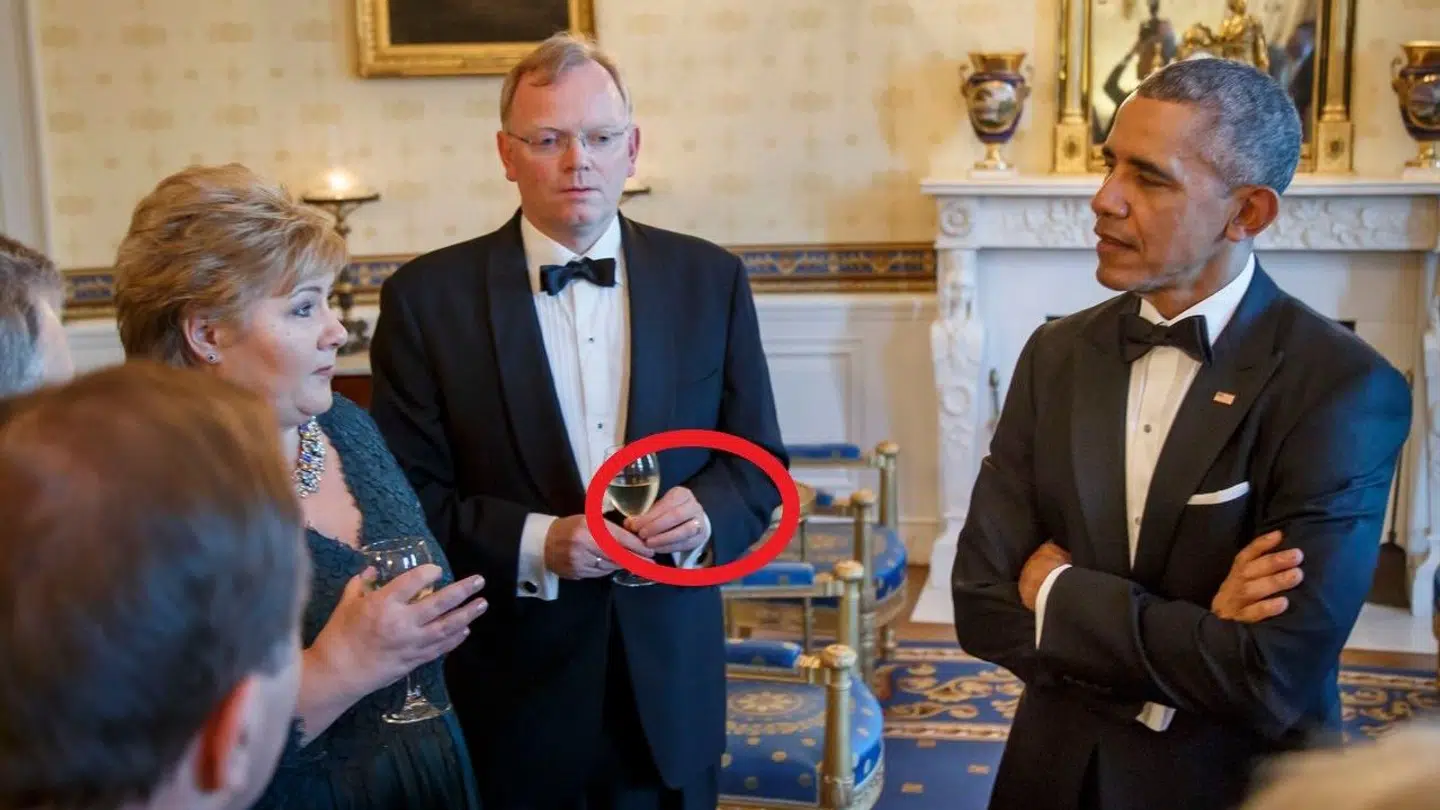 Præsident Barack Obama taler med premierminister Erna Solberg og hendes mand Sindre Finnes før statsmiddagen i Det Hvide Hus i Washington.