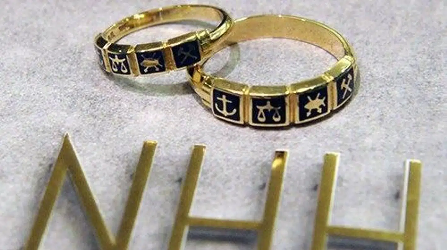 Kandidater med en kandidatgrad kan bestille NHHs kandidatring, står der på Norges Handelshøjskoles hjemmeside.