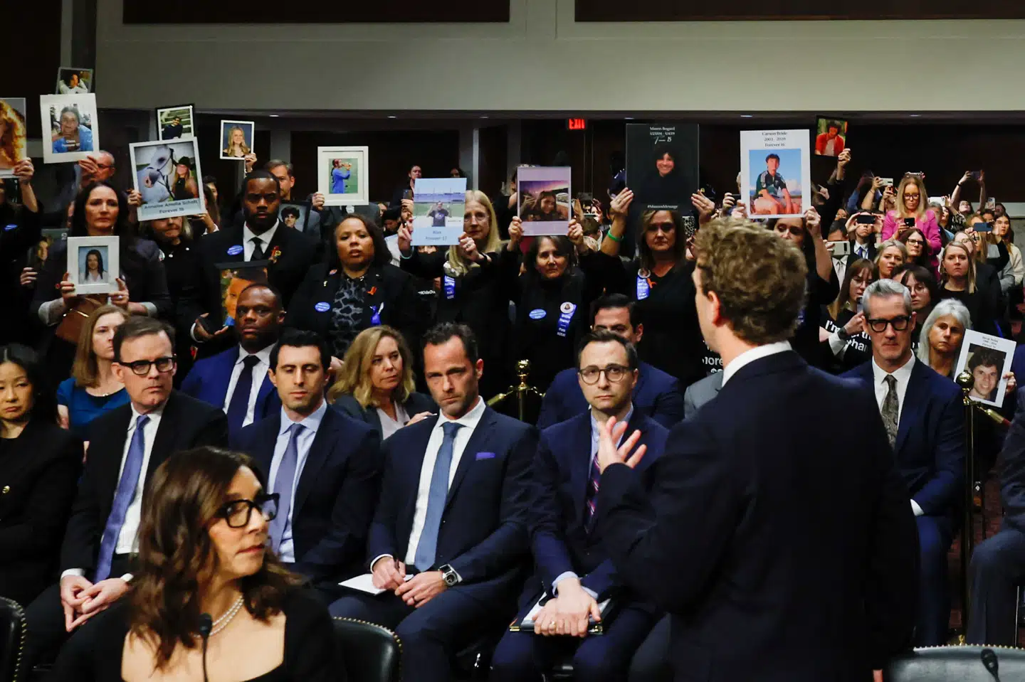 Under onsdagens høring fik Mark Zuckerberg at vide, at han "har blod på hænderne", og at han "har et produkt, som dræber folk". Mark Zuckerberg er manden bag Meta, som er moderselskab for blandt andet Facebook og Instagram.