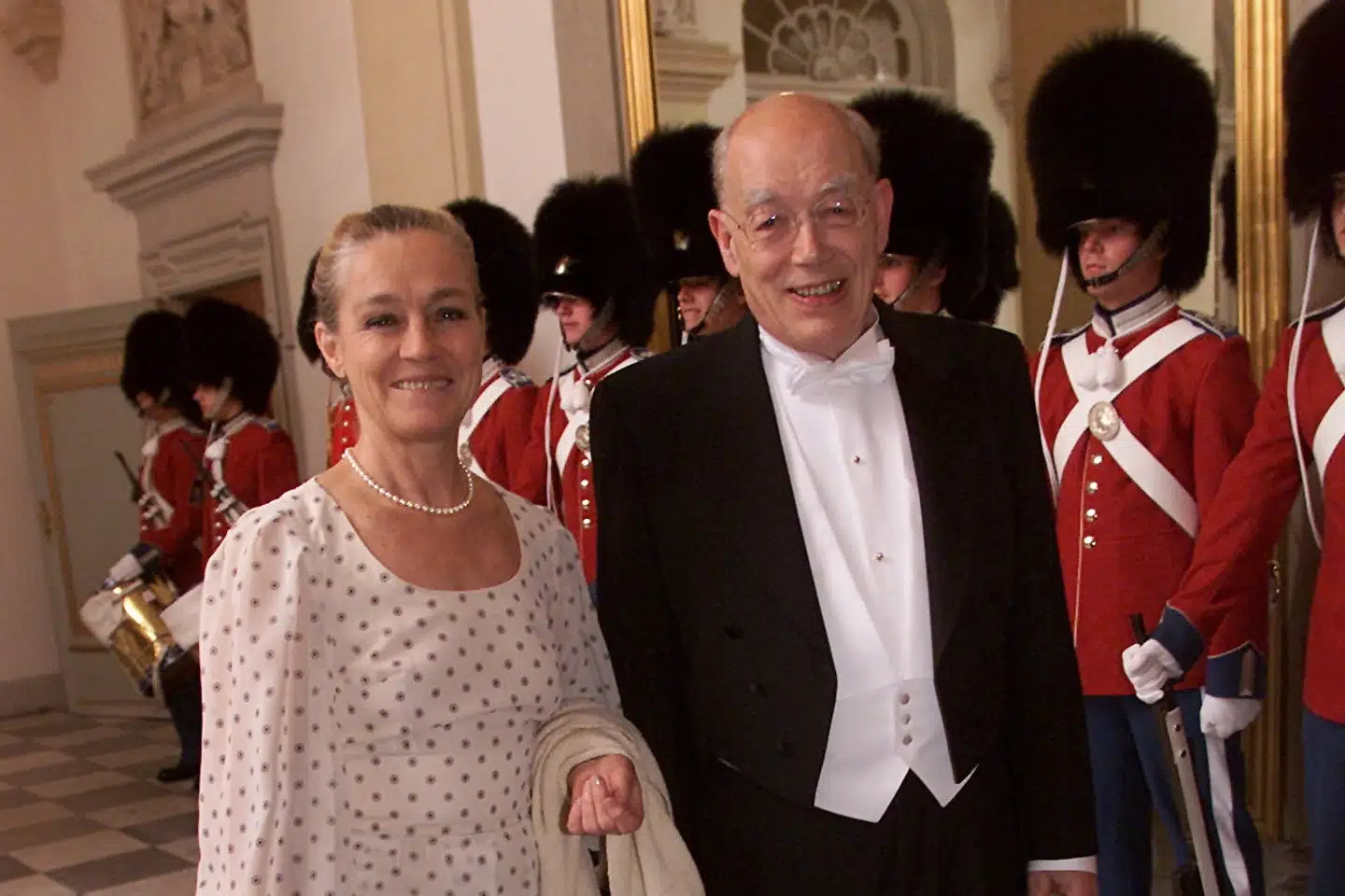 Søren Mørch og Ritt Bjerregaard var gift i mere end 50 år. Her ses de på vej til gallamiddag på Christiansborg i 2001. (Arkivfoto).