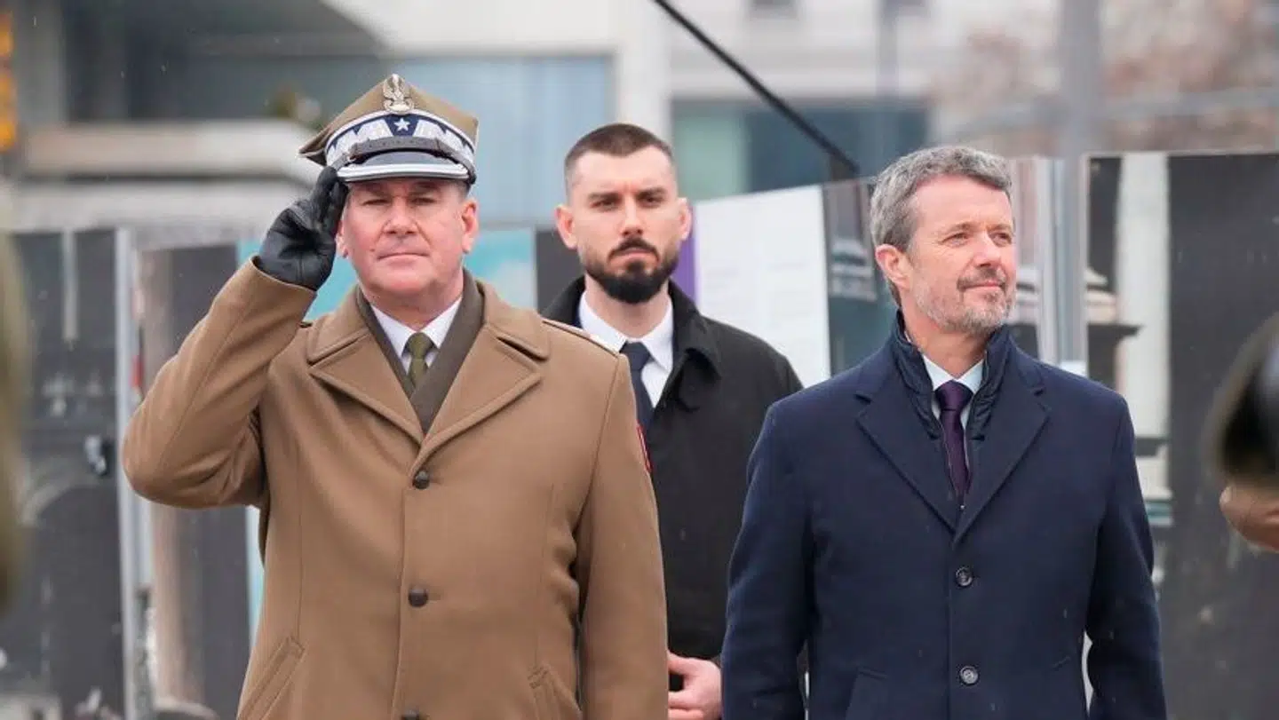 Kong Frederik har som oftest sin kone, dronning Mary med på erhvervsfremstød, men denne gang må han klare det alene.