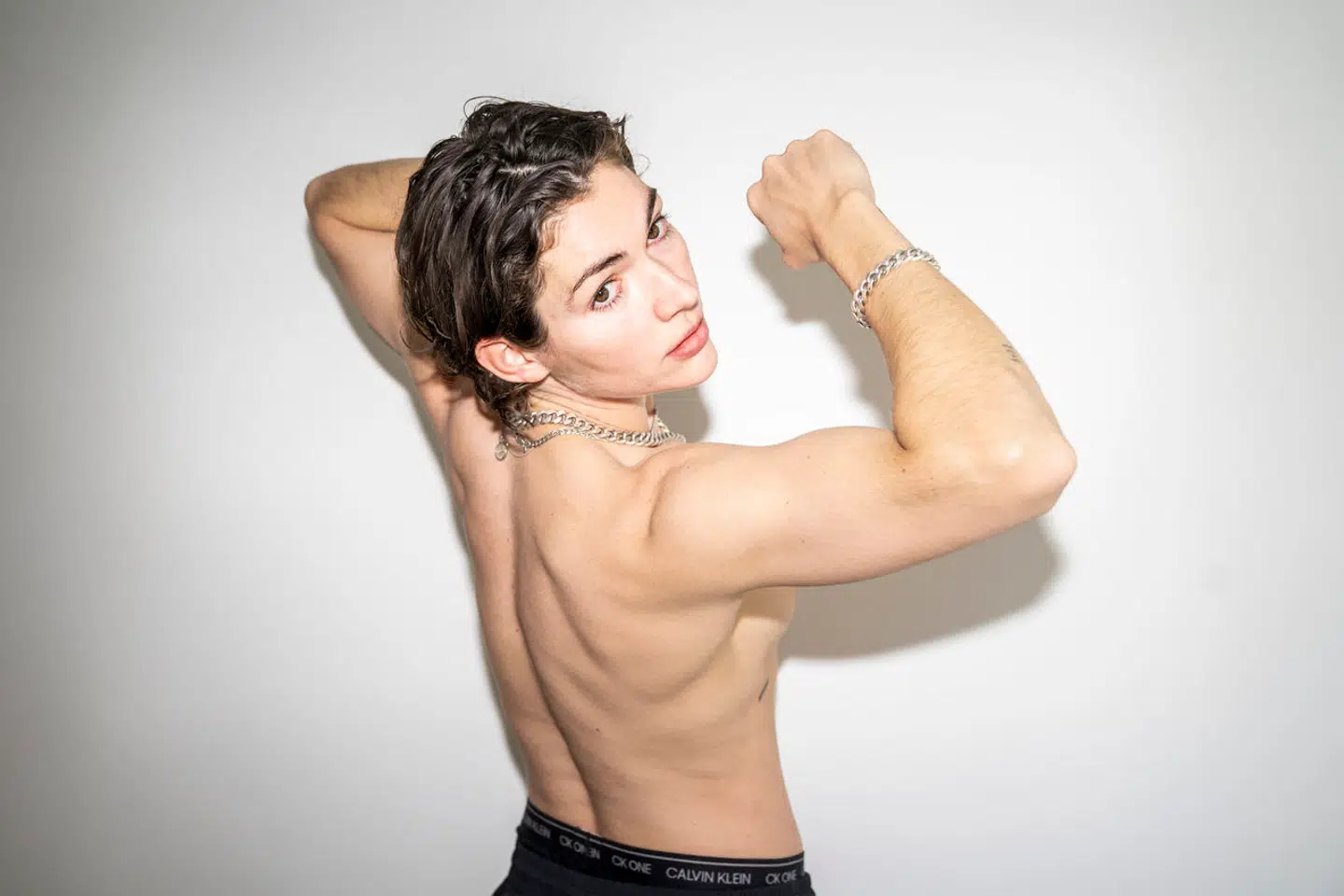 Musiker Freja Kirk har fået fjernet sine bryster i foråret 2023. Nu åbner hun op om beslutningen, som hun har skrevet en ny sang om.