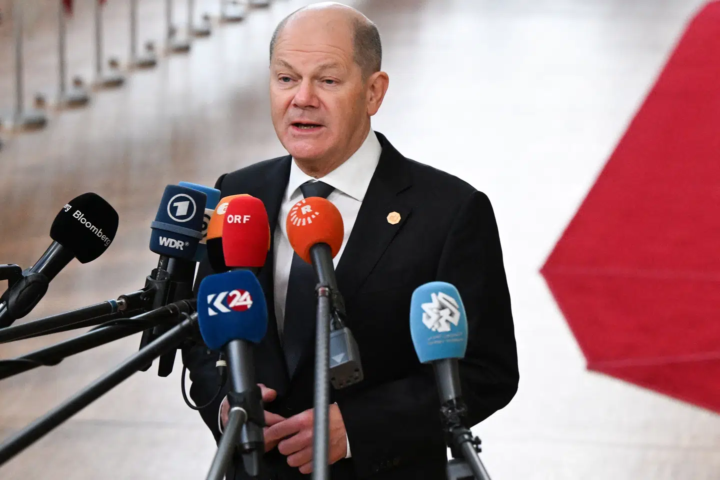 Tysklands forbundskansler, Olaf Scholz, tror det vil lykkes at indgå en aftale med Orbin, så der kan afsættes 50 milliarder euro til Ukraine over fire år. Det siger han forud for ekstraordinært EU-topmøde i Bruxelles.