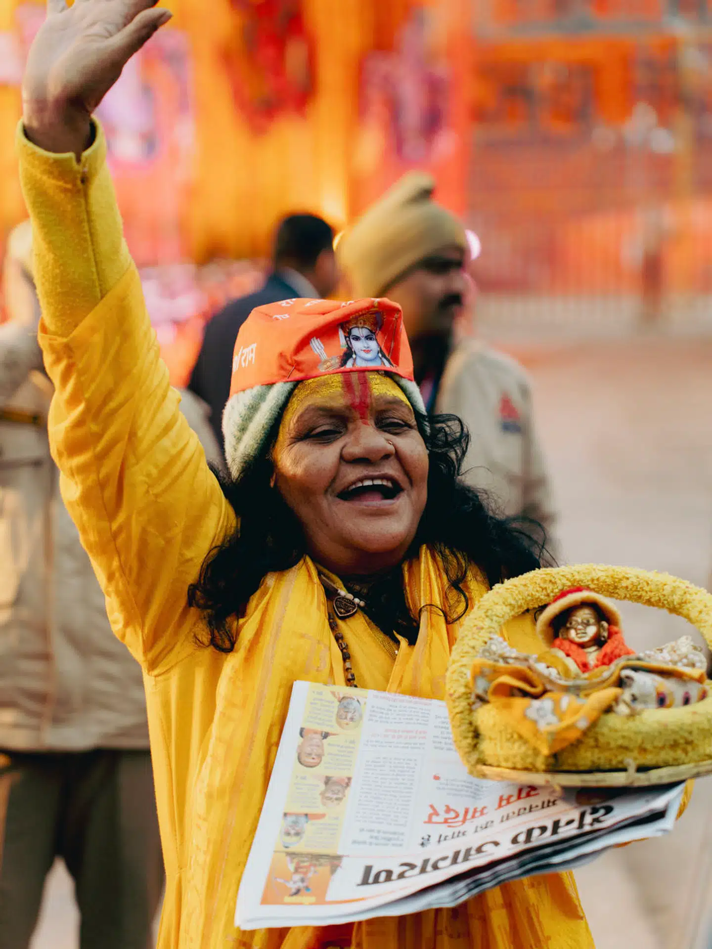 Glæden ville ingen ende tage, da det kontroversielle Ram Mandir-tempel for nylig blev indviet i Nordindien. Hinduer mener, at stedet er helligt, og at hinduguden Ram – som er afbildet på kvindens hat – blev født netop der. Foto: Ali Monis Naqvi