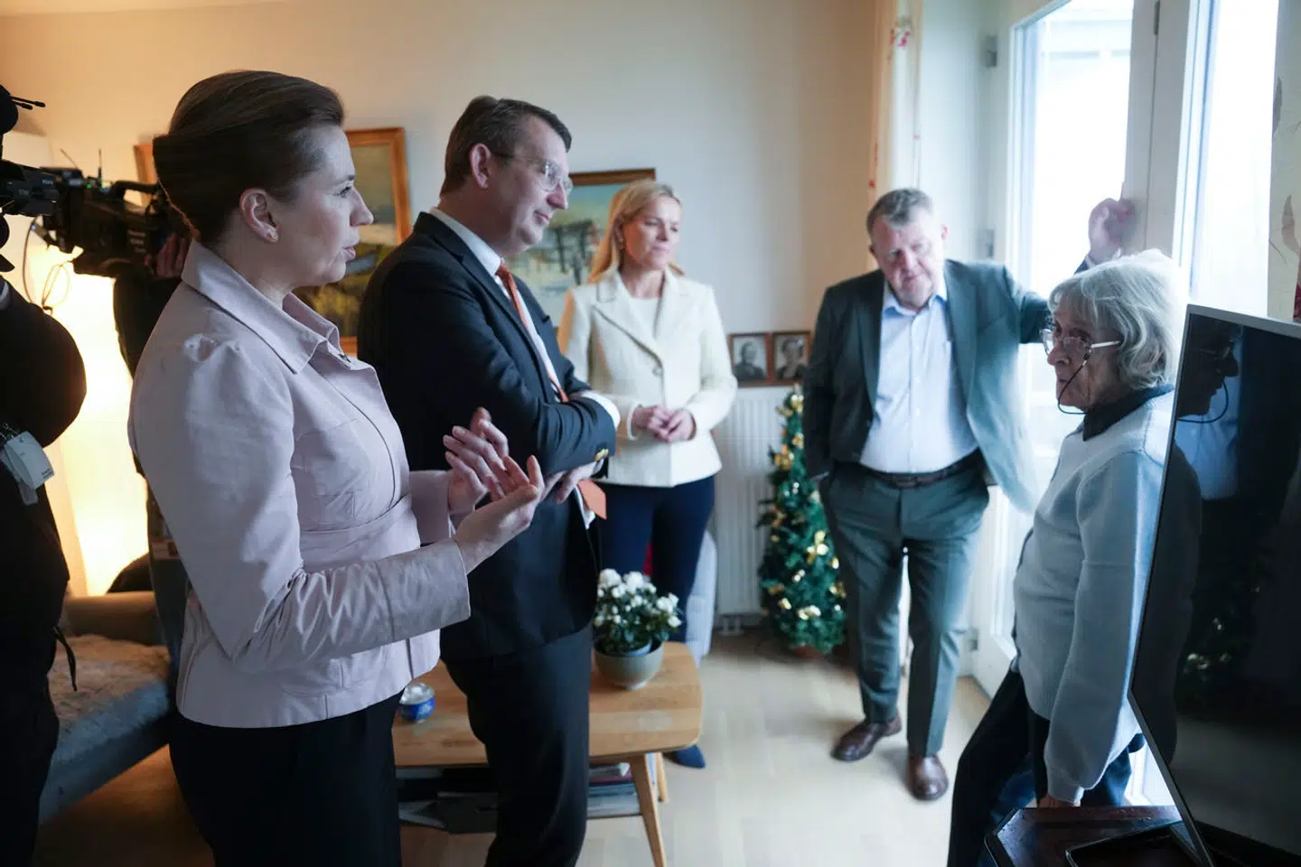 Var du i tvivl om politikernes forståelse for de mest svækkede ældres situation, så afslører det scenografiske optrin svaret, skriver May Bjerre Eiby om regeringens pressemøde om udspil til ældrereform.