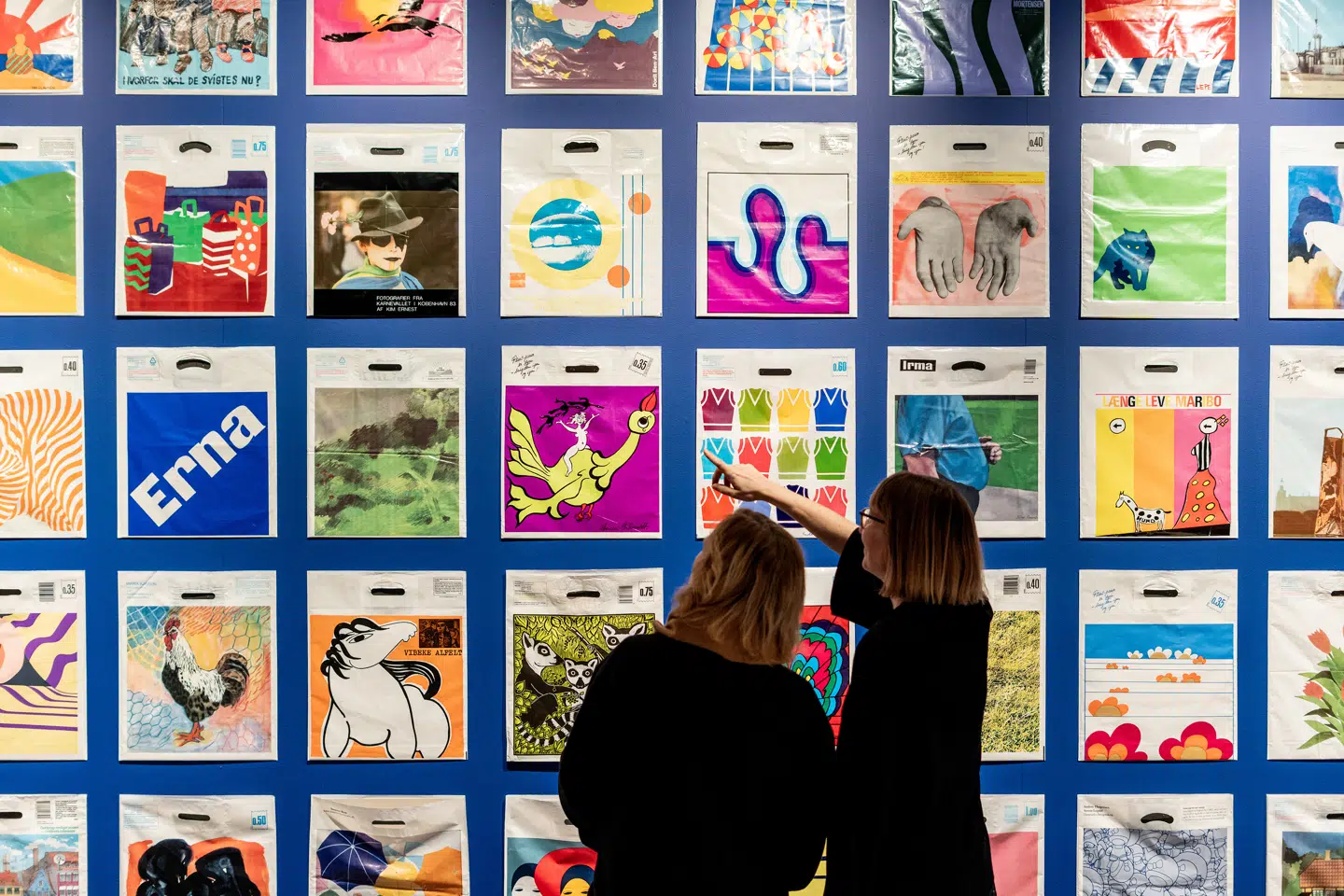 Irmas verden var præget af kvalitet og overskud. Så naturligvis skulle der være kunst på bæreposerne.