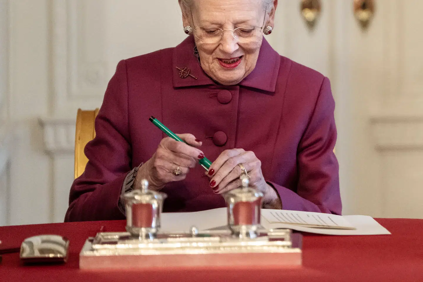 Dronning Margrethe underskrev sin erklæring om abdikation i Statsrådet på Christiansborg Slot, søndag den 14. januar 2024. Hidtil har erklæringen været betragtet som hemmelig.