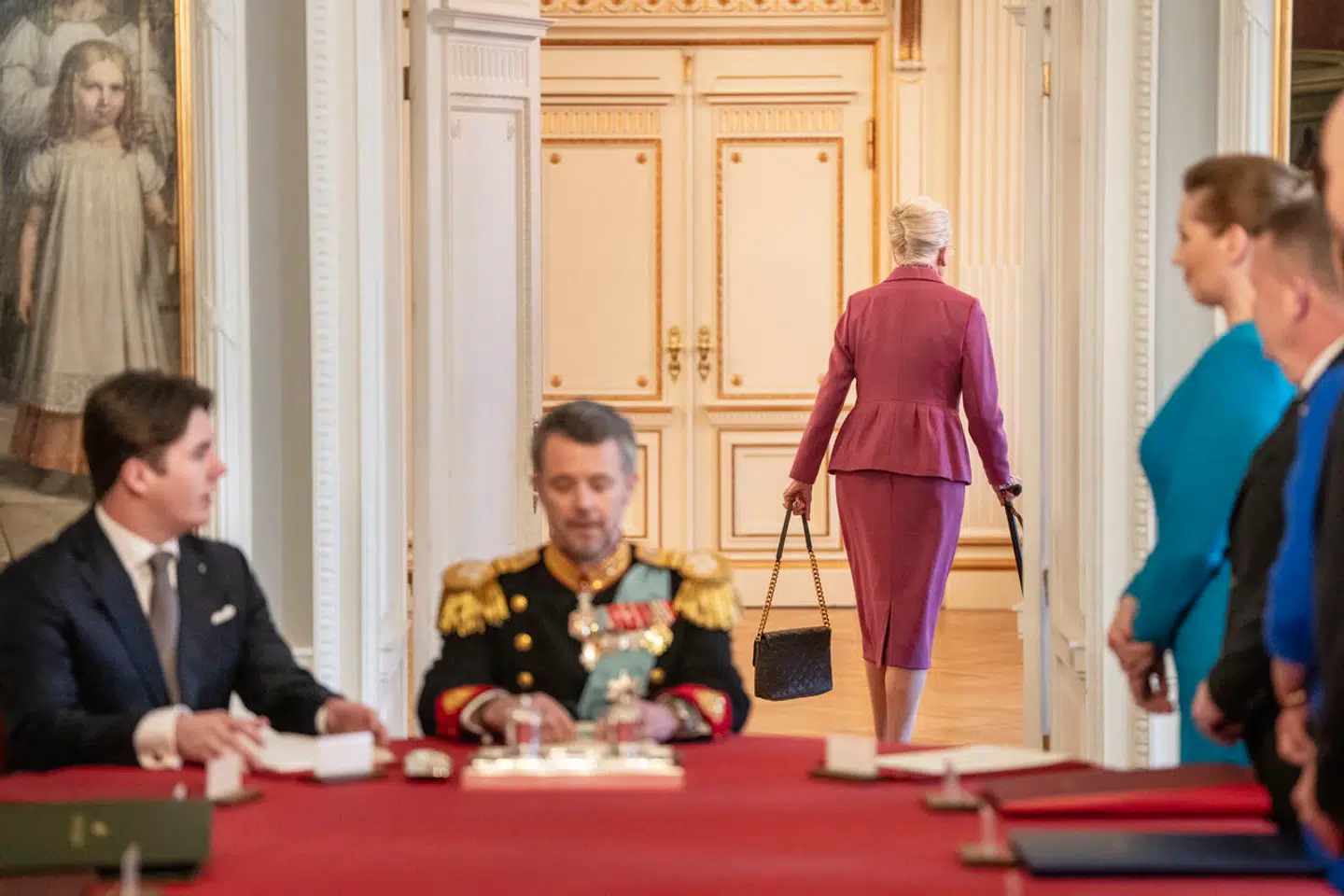 Dronning Margrethe underskrev sin erklæring om abdikation i Statsrådet på Christiansborg Slot, søndag den 14. januar 2024, hvormed kong Frederik blev konge, og kronprins Christian blev kronprins.