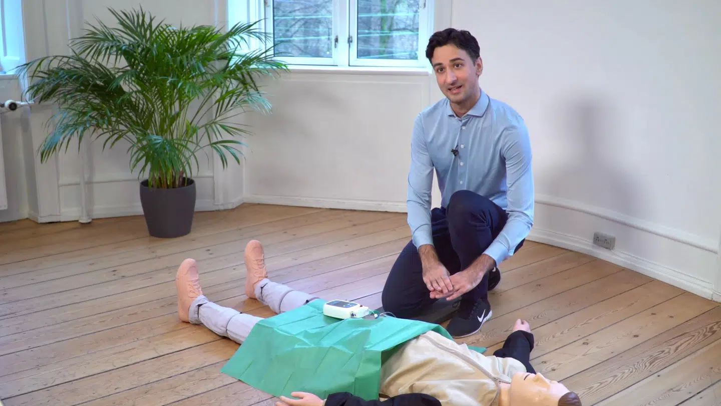 Habib Frost, som er administrerende direktør for Neurescue, demonstrerer her på en dukke hjerteapparatet, som de amerikanske sundhedsmyndigheder i 2021 gav grønt lys for, og som siden også er blevet anvendt på den tyske pendant til Rigshospitalet.