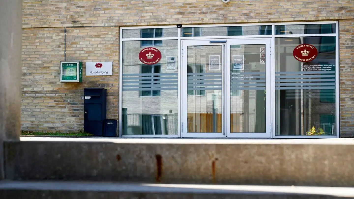 Arkivfoto. En 48-årig mand sidder på anklagebænken i Retten i Holbæk for at have begået overgreb mod børn i den institution han arbejdede i.