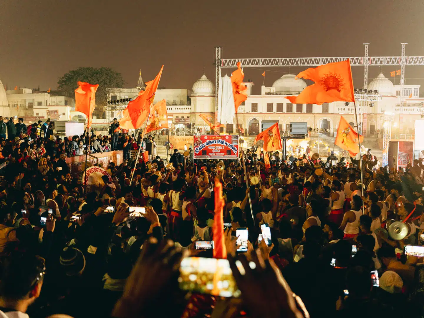 Flere end 500.000 indere deltog i fejringen og drog til den lille religiøse by, som lyste op i hinduismens hellige safranfarve. Foto: Ali Monis Naqvi