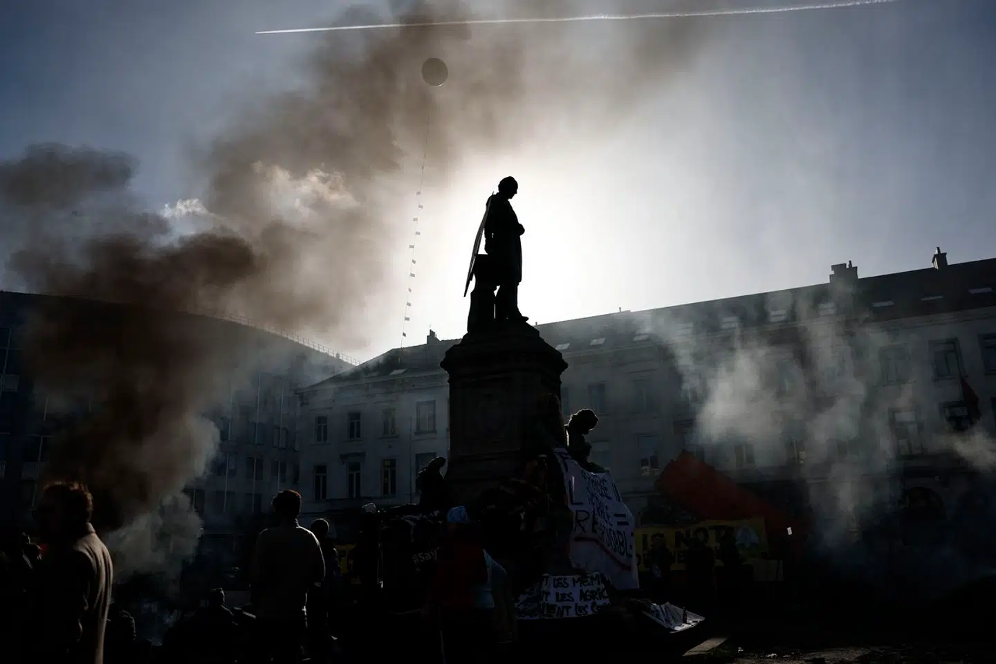 En gruppe landmænd har væltet en historisk statue på Place du Luxembourg foran Europa-Parlamentet i Bruxelles.