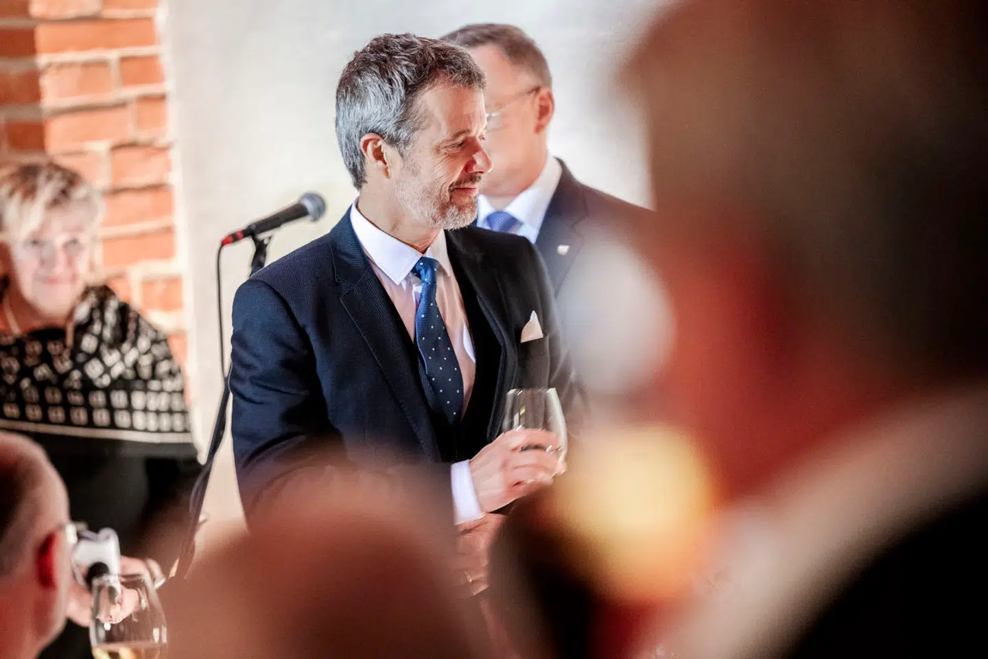 Kong Frederik X ved en Grand Dinner i Kubicki-arkaden ved Kongeslottet i Warszawa, Polen, onsdag den 31. januar 2024. Kongen og Polens præsident er æresgæster ved middagen, der holdes af den danske ambassadør i Polen. Kongen er på officielt erhvervsfremstød i Polen 30. januar til 2. februar med program i både hovedstaden Warszawa og havnebyen Szczecin. Besøget har fokus på grøn energi og landbrug og majestæten bliver under besøget ledsaget af udenrigsministeren, fødevareministeren og klima- energi og forsyningsministeren.. (Foto: Ida Marie Odgaard/Ritzau Scanpix)