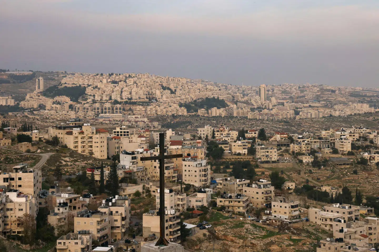 Fra Betlehem på Vestbredden er der udsigt til den israelske bosættelse Har Homa. Ifølge FN bor i alt 700.000 israelske bosættere på Vestbredden. (Arkivfoto).