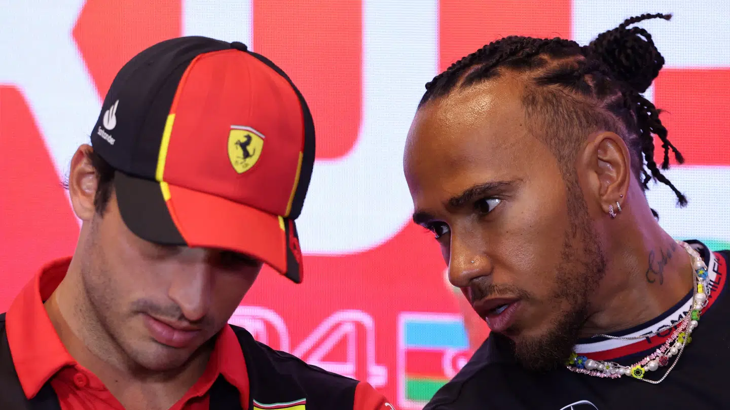 Lewis Hamilton er her i samtale med Carlos Sainz, som han meget vel kan afløse hos Ferrari i 2025. (Arkivfoto).