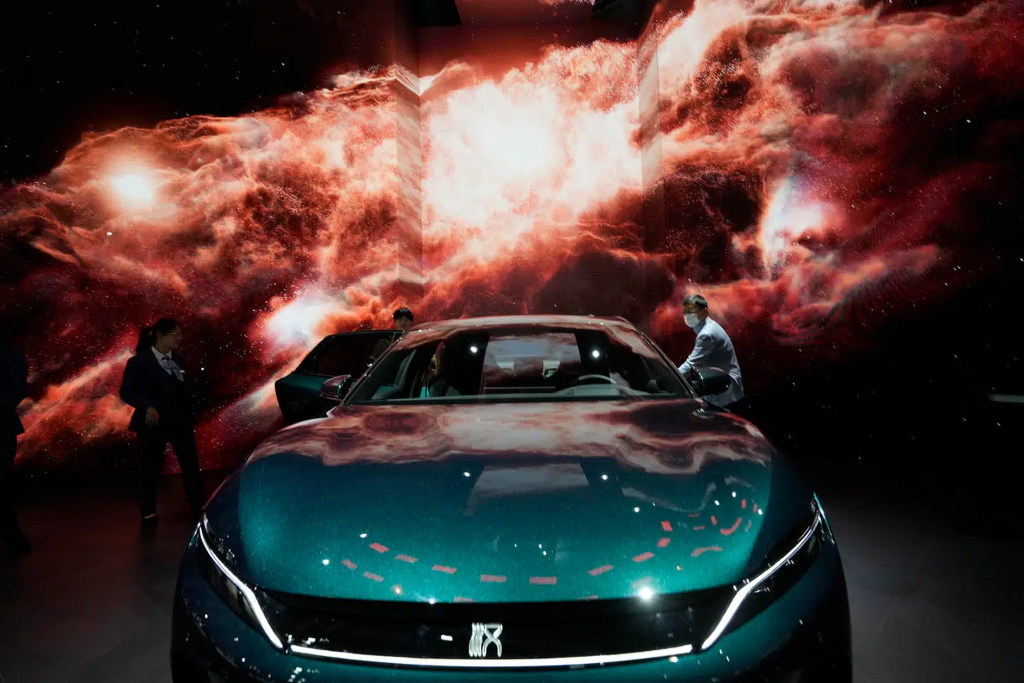 Kinas enorme elbilmesse i Shanghai viste noget af det bedste og nyeste, Kina kan byde på. Landet er gået massivt ind på elbiler, og i dag er landet verdens største bileksportør. Det bliver mødt med stor skepsis i USA og Europa, og nu lurer en ny bekymring. Her ses en bil af mærket BYD.