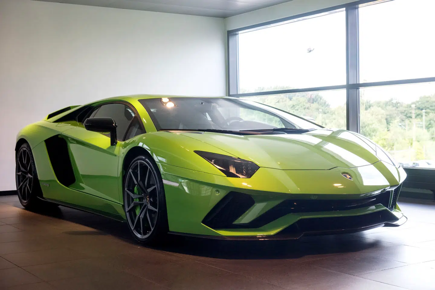 Navnet Lamborghini er synonymt med på alle måder højlydte superbiler. Nu er det en familiær sag, der laver larm.