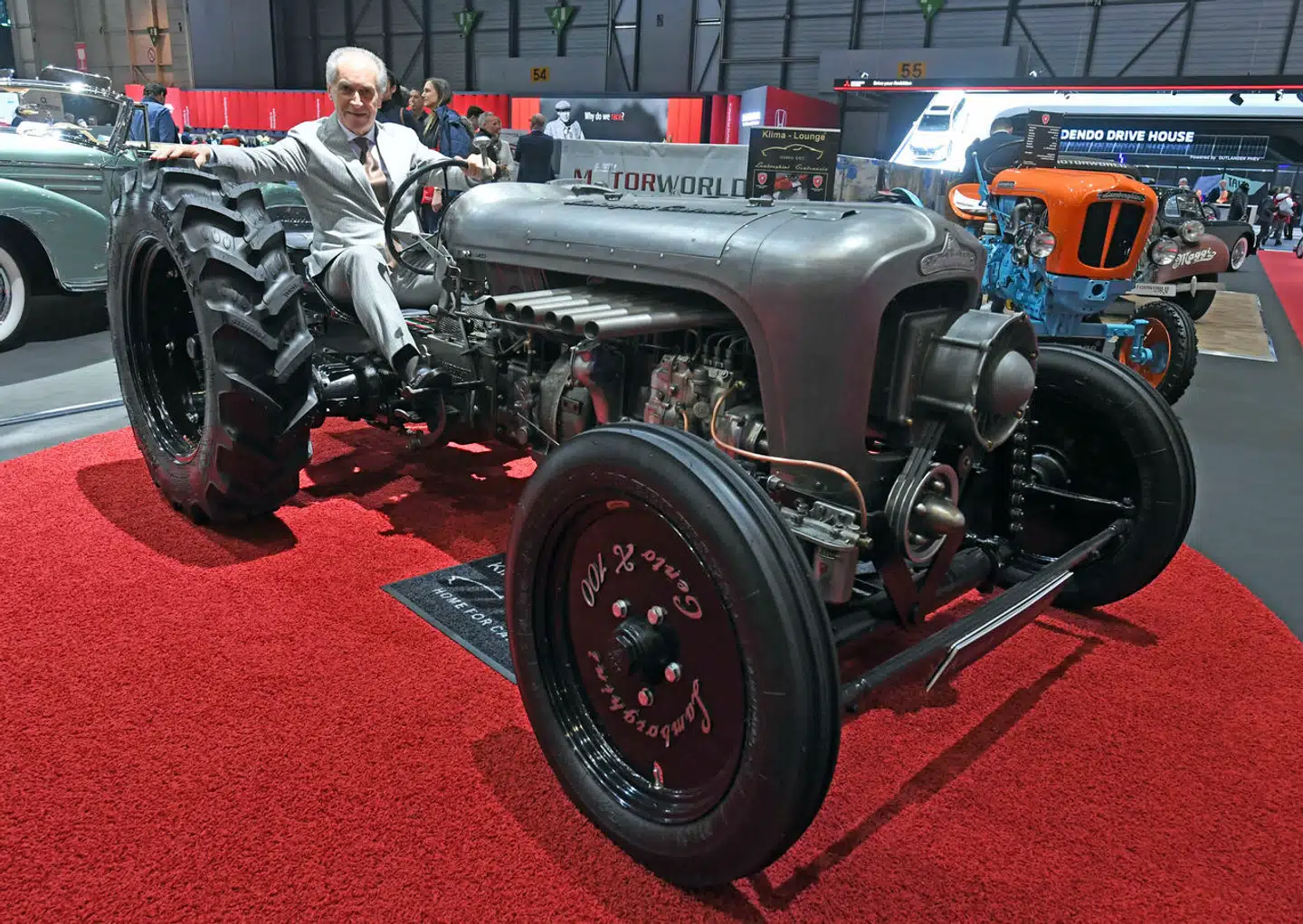 Ferruccio Lamborghini grundlagde traktorfirmaet Lamborghini Trattori i 1948. På billedet sidder hans nevø, Fabio Lamborghini, på en af de gamle traktorer.