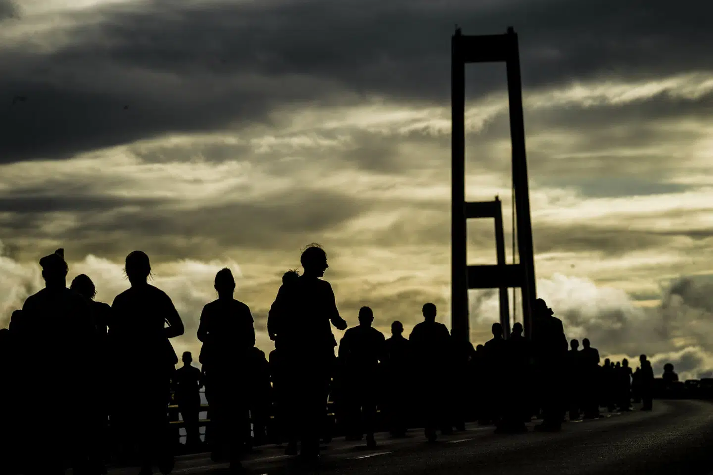 Under selve broløbet bliver de to nordlige vejbaner, som går fra Sverige mod Danmark, reserveret til løbere.