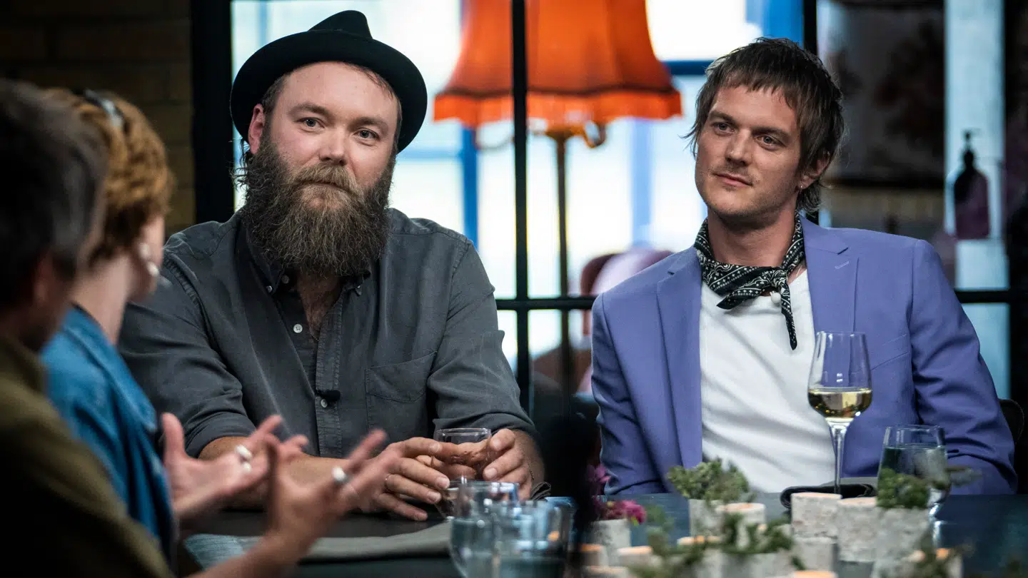 TV 2 er klar med den 13. sæson af »Toppen af Poppen«, og i sæsonpremieren er det brødrene Thomas og Simon Alstrup fra bandet Jonah Blacksmith, der sidder i den varme stol.