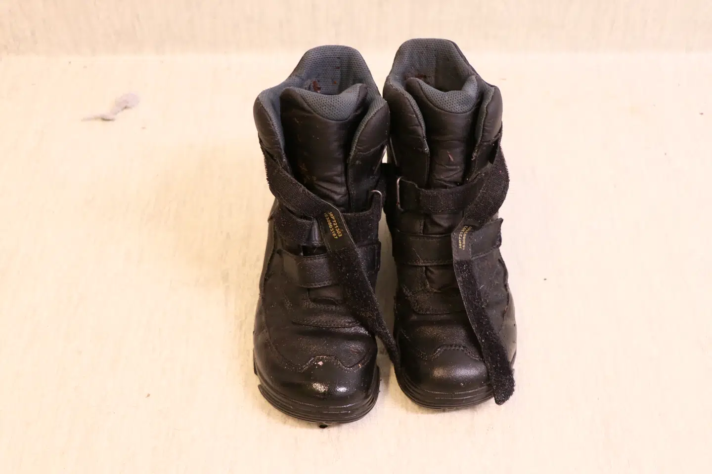 Kvinden bar sorte vinterstøvler fra ECCO i størrelse 38.