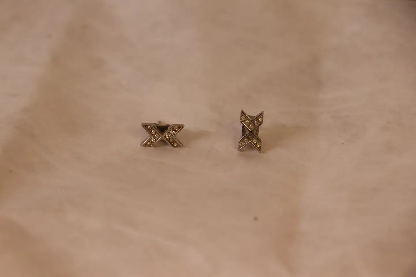 Kvinden bar ørestikker formet som Xer.