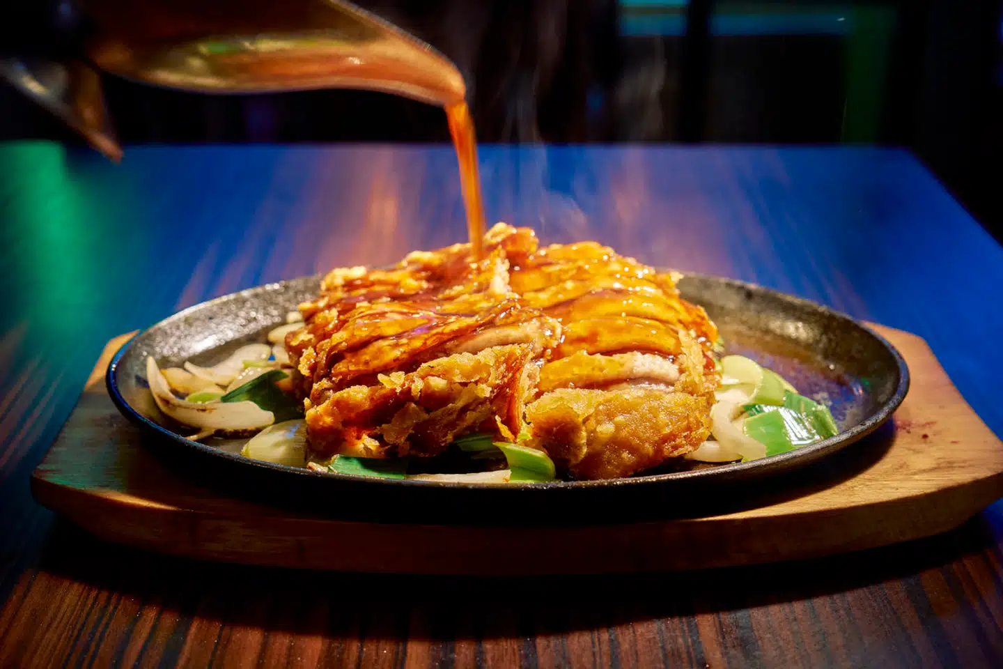 En af specialiteterne på den kinesiske spisebar er ducking good. And serveret på sydende varmt jernfad.