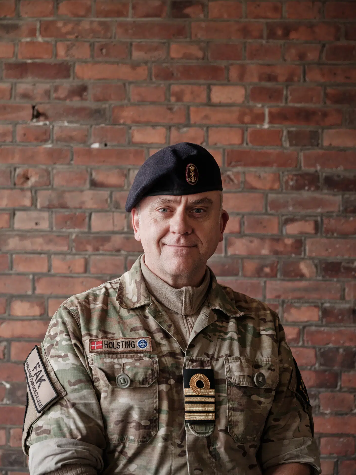 Vilhelm Holsting er kommandørkaptajn fra Søværnet, hvor han tog sin officersuddannelse.