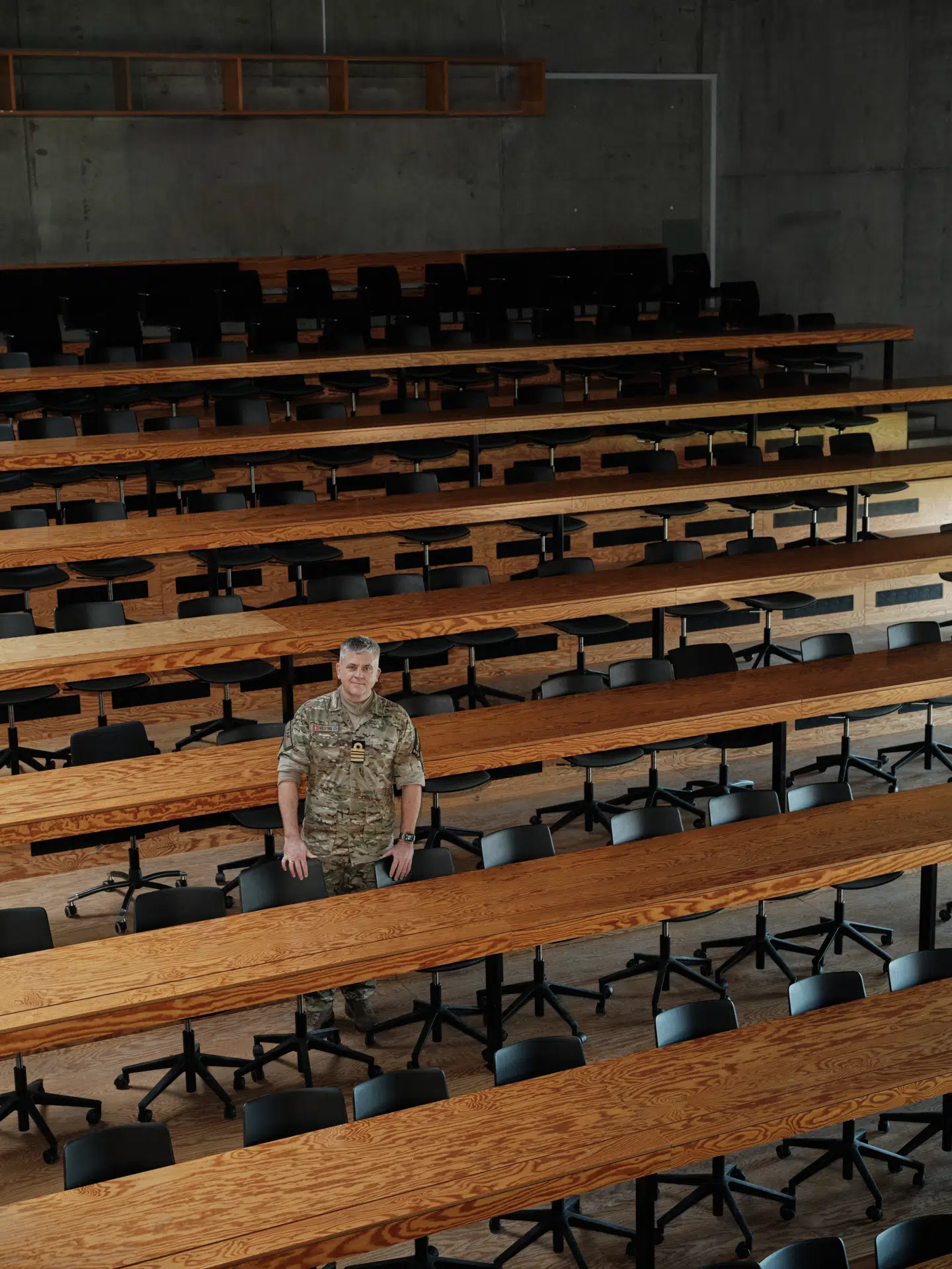 Som chef hos Institut for Ledelse og Organisation har Vilhelm Holsting ansvaret for at undervise i ledelse på alle ledelsesniveauer i Forsvaret, lige fra sergent til de øverste chefniveauer.