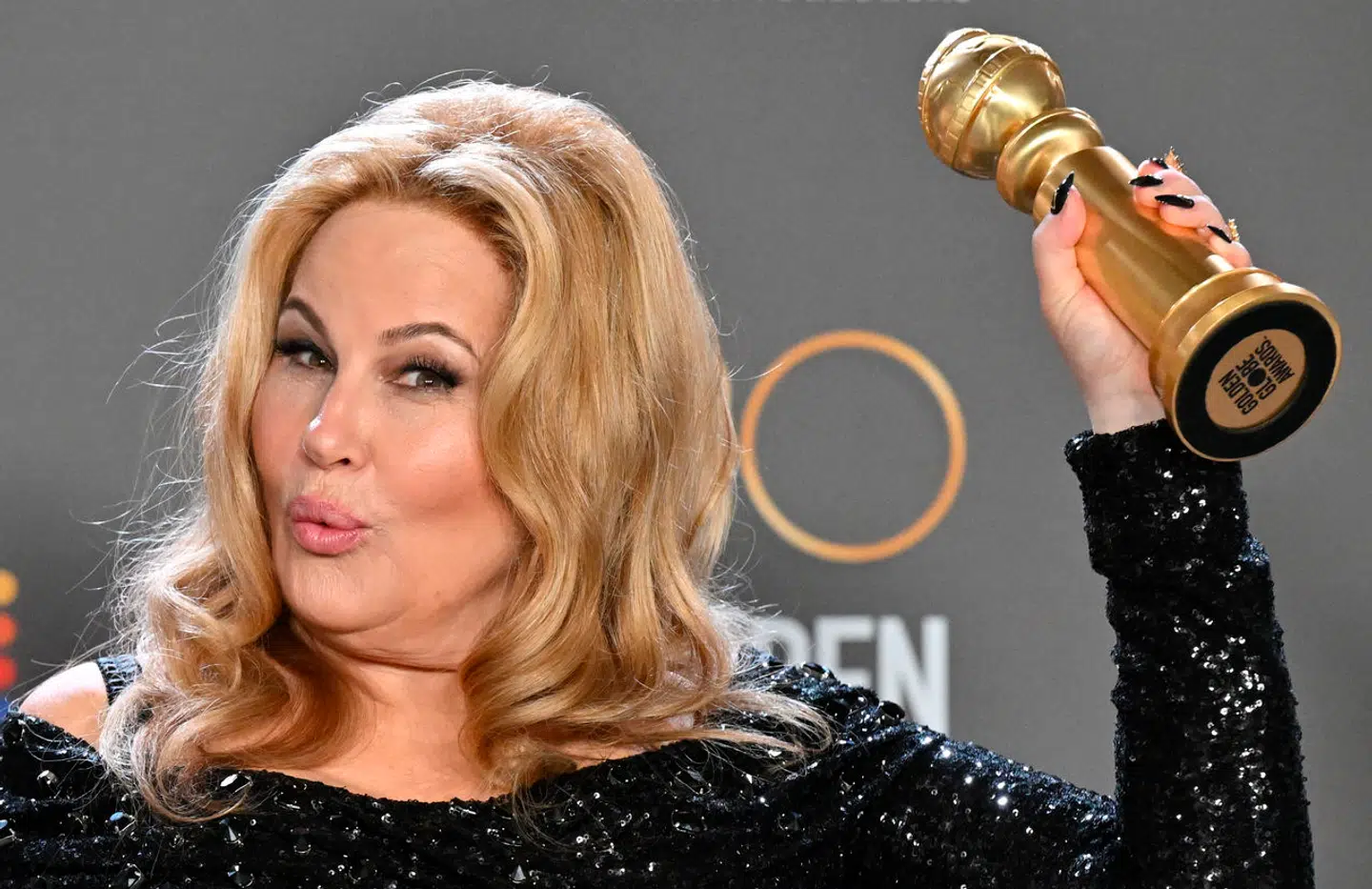 Serien »The White Lotus« har vundet 15 Primetime Emmy-awards, og især skuespilleren Jennifer Coolidge har høstet mange roser for sin præstationen i rollen som »Tanya McQuoid«.