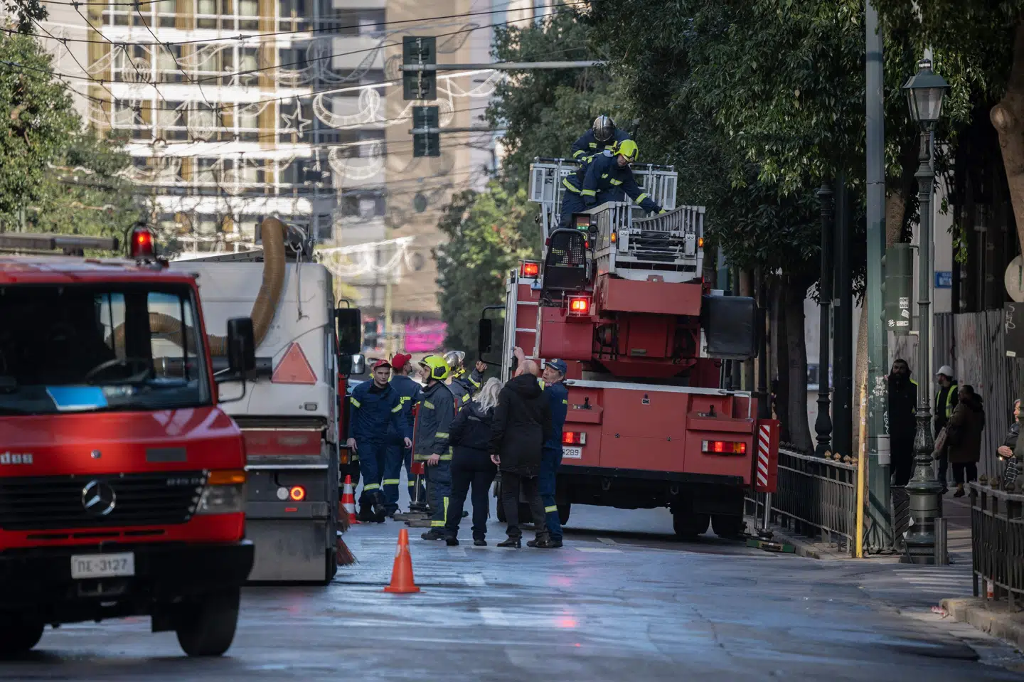 Politi og brandvæsen arbejder uden for beskæftigelsesministeriet i Athen, hvor der natten til lørdag eksploderede en bombe.