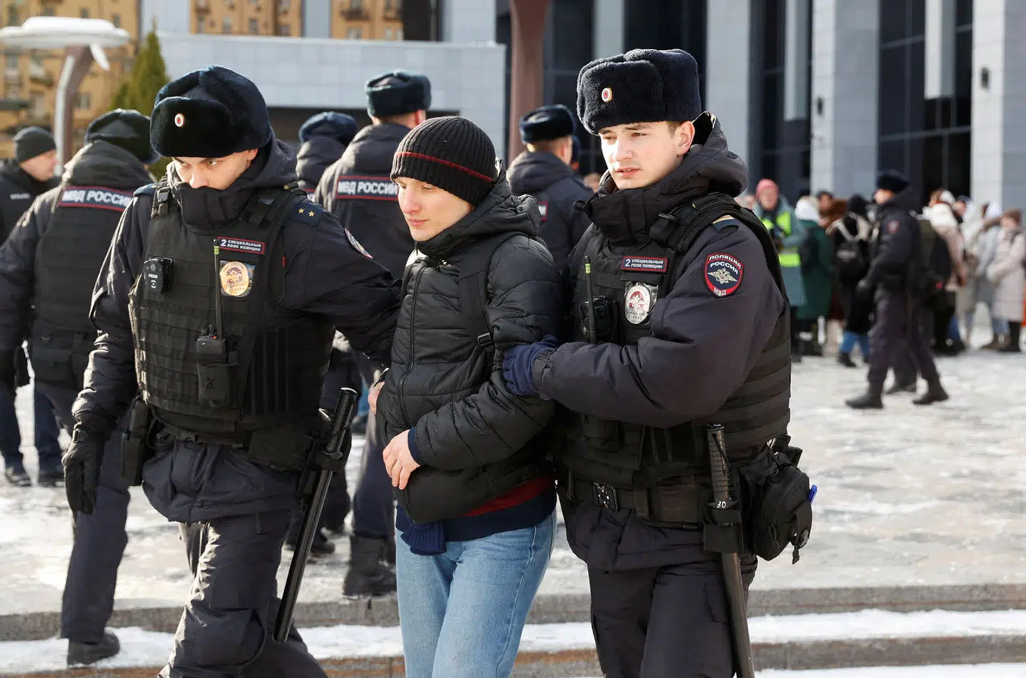 En stor del af de tilbageholdte var journalister og fotografer. De fleste blev efterfølgende løsladt igen.