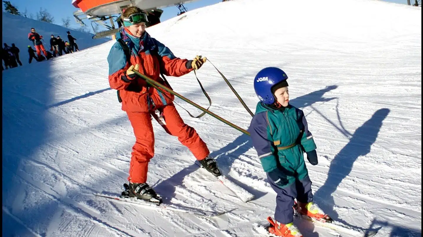 Her er et billede more og barn på skitur i Trysil i Norge.