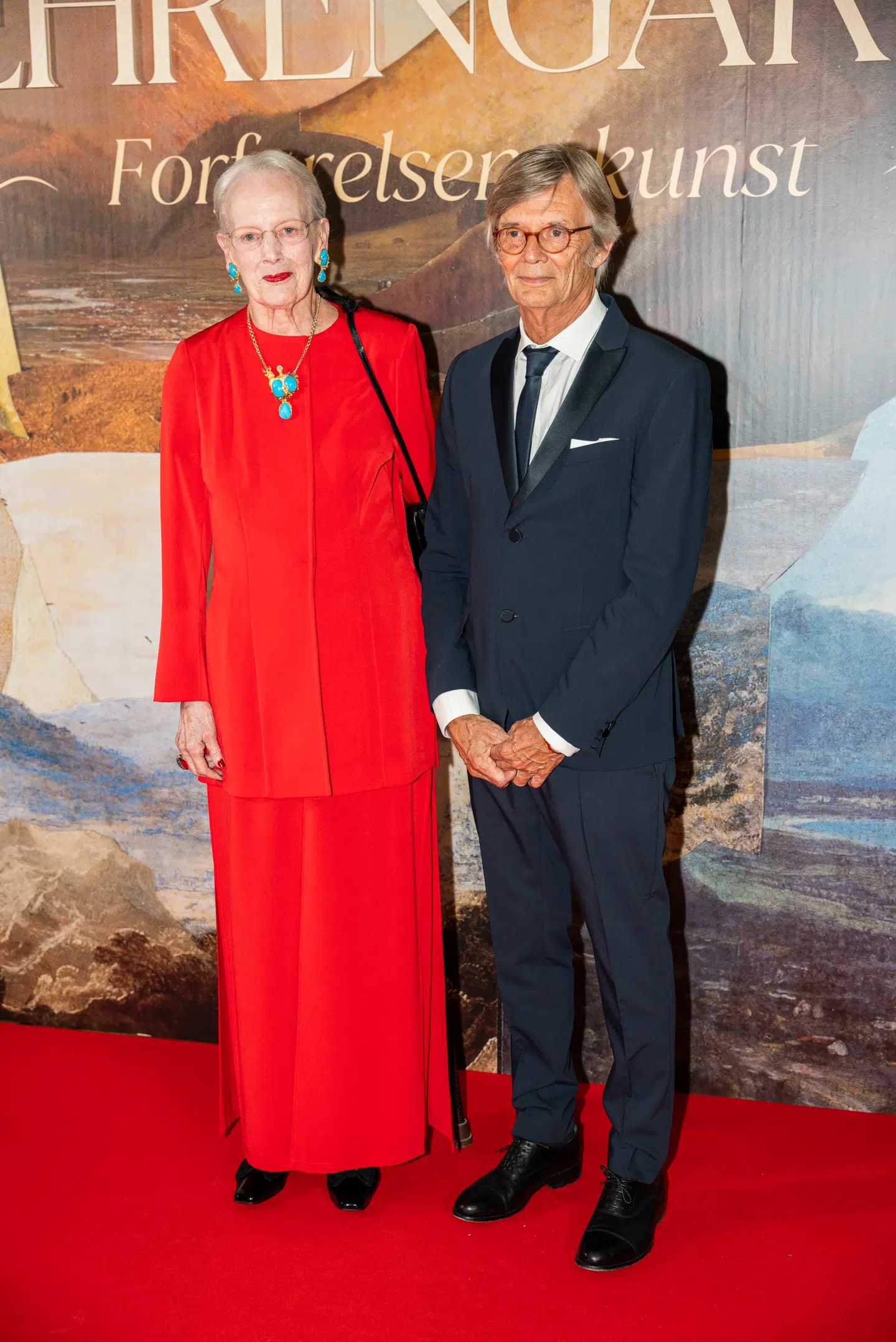 Dronning Margrethe og Bille August på den røde løber til forpremieren på Netflix-filmen Ehrengard: Forførelsens Kunst i Moltkes Palæ i København onsdag den 6. september 2023. Dronningen har lavet scenografi og kostumer til filmen.