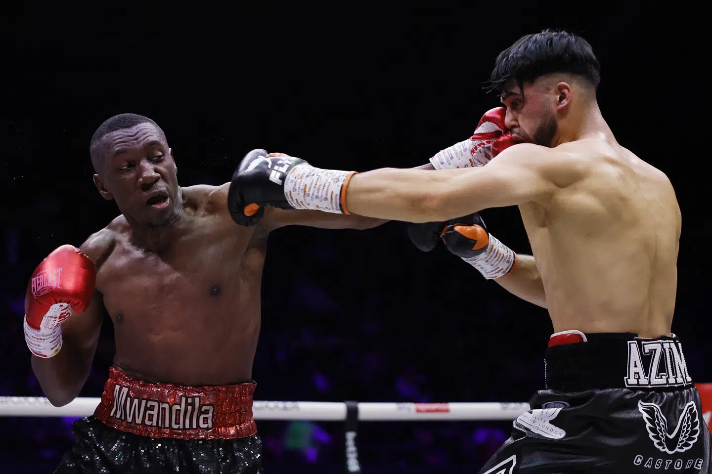 Adam Azim og Enock Poulsen i aktion mod hinanden i London.