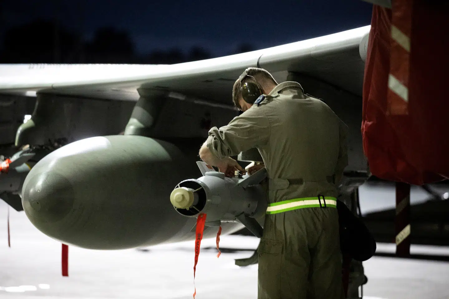 En mekaniker fra det britiske luftvåben forbereder et angreb mod houthibevægelsen i Yemen. Billedet er fra lørdag.
