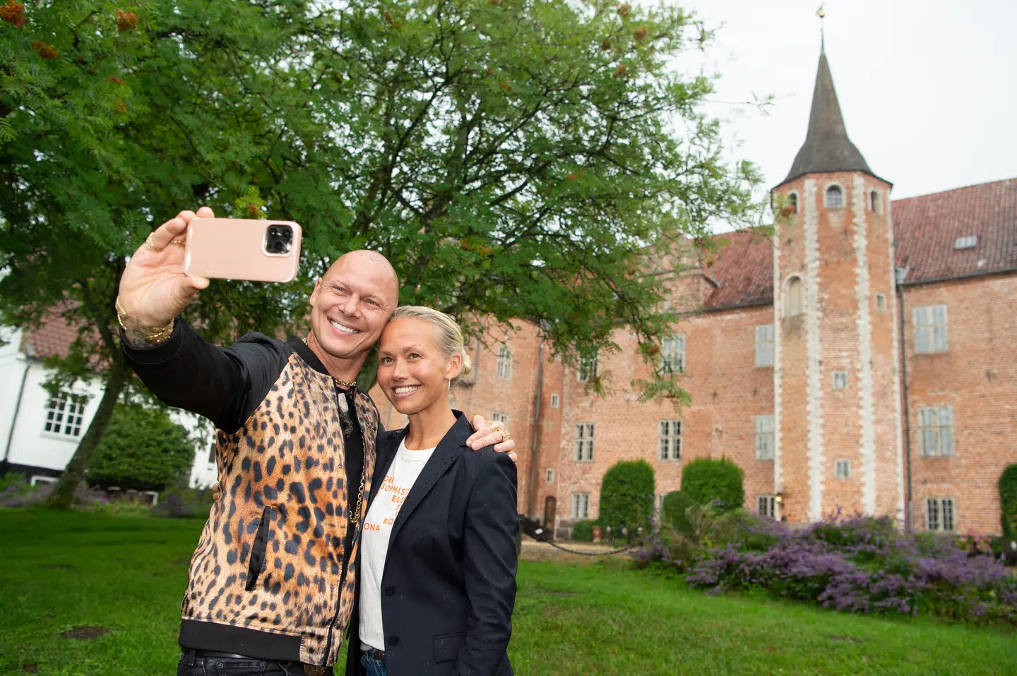 Her ses Jim Lyngvild og Trine Jepsen foran Harridslevgaard Slot, som de var i færd med at købe, da handlen faldt i 11. time. Nu er duoen involveret i et helt andet slot, og her har de store planer.
