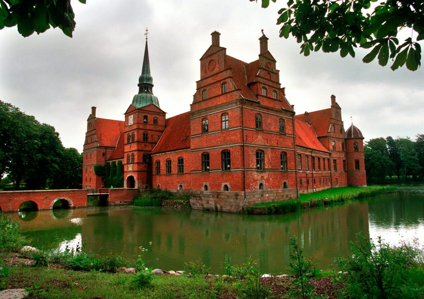 Rosenholm Slot ligger ved Hornslet på Djursland.