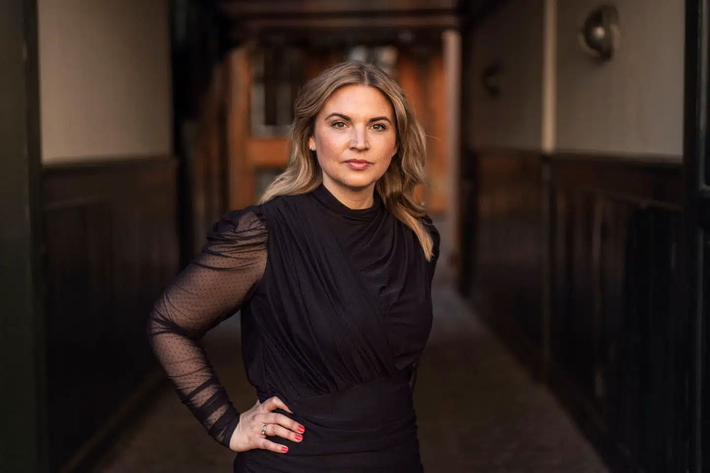 Mediemennesket Anne Kirstine Cramon er netop sprunget ud som forfatter med debatbogen »Manual til dårlig stemning«, der i den grad lever op til sit navn, men som desværre ikke indfrier sit potentiale.