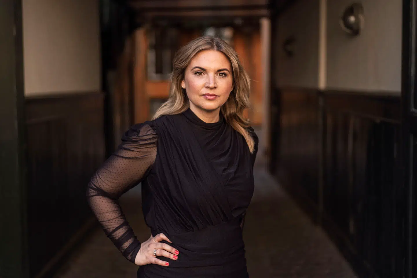 Mediemennesket Anne Kirstine Cramon er netop sprunget ud som forfatter med debatbogen »Manual til dårlig stemning«, der i den grad lever op til sit navn, men som desværre ikke indfrier sit potentiale.