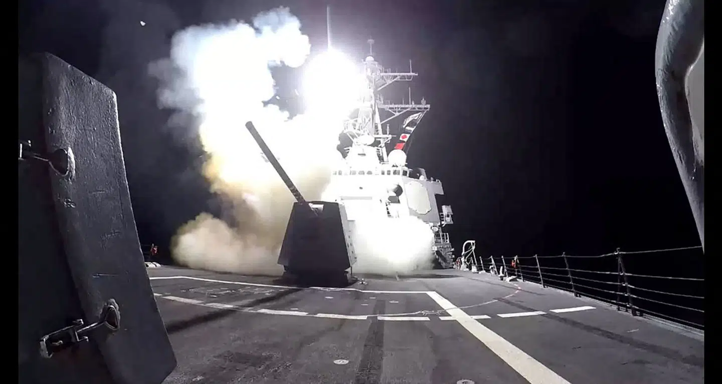 Det amerikanske militær har blandt andet angrebet flere steder i Yemen for at ramme Houthi-bevægelsen. Her affyres et missil fra et amerikansk militærskib.